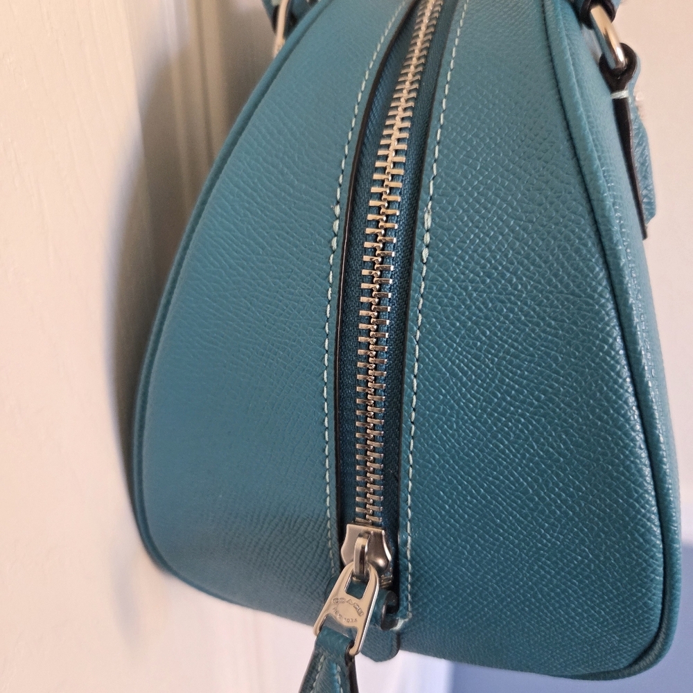 2 Piece, Stunning Coach New York matching set in a beautiful teal blue-green - Picture 11 of 12
